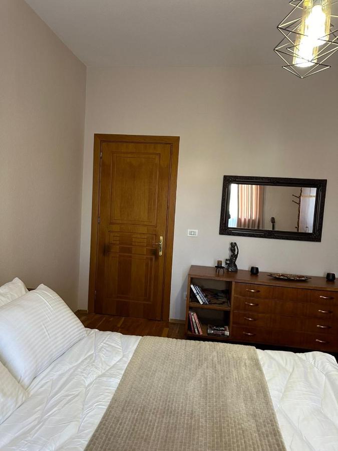 Villa Malo Guesthouse Korça Exteriör bild